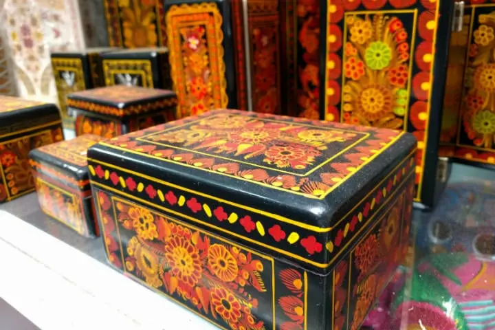 Caja de madera hecha en Olinala, México.