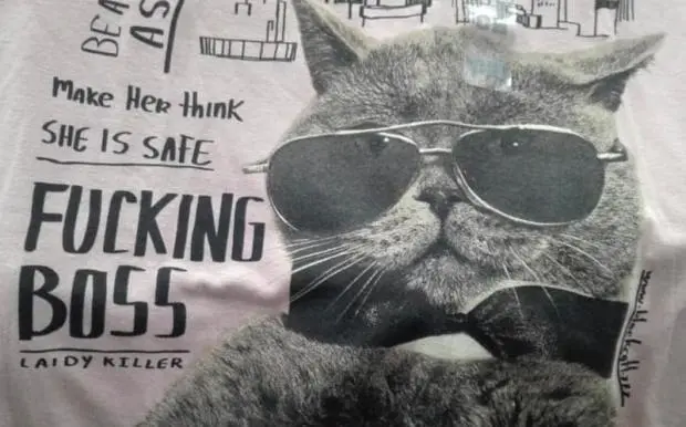 Playera Cuidado con el Perro con mensaje de apología a la violencia de género
