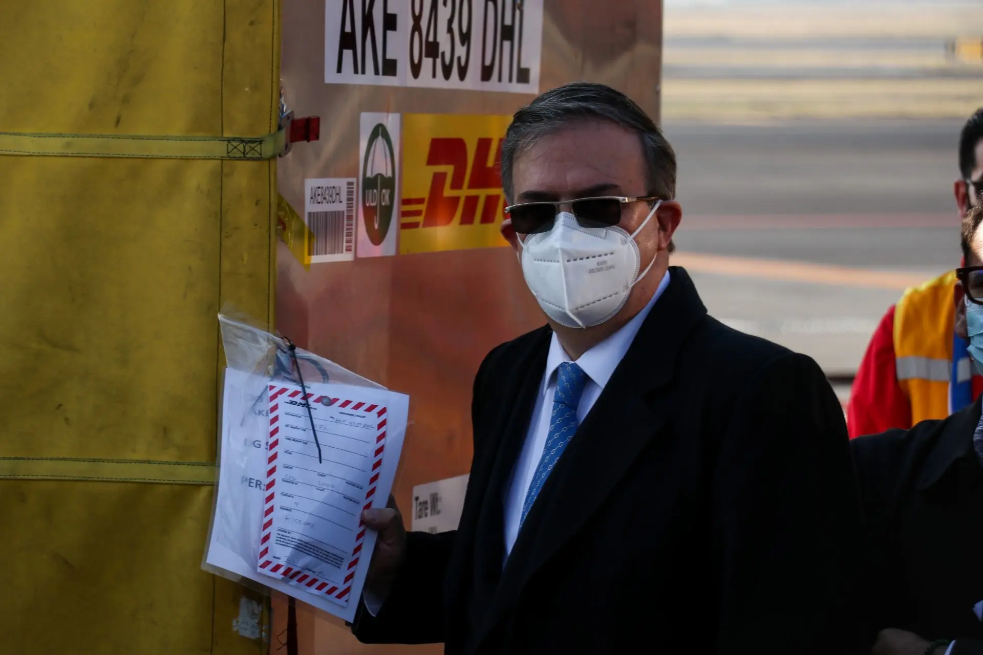 Marcelo Ebrard recibe primer lote de vacunas contra en coronavirus en México. Foto: Galo Cañas (Cuartoscuro).