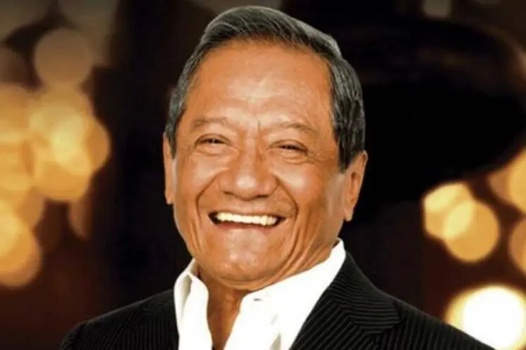 Armando Manzanero en evento navideño
