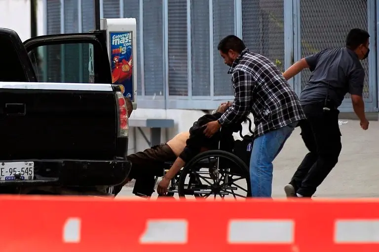 Familiares de una persona sospechosa con COVID-19 ingresan al Hospital