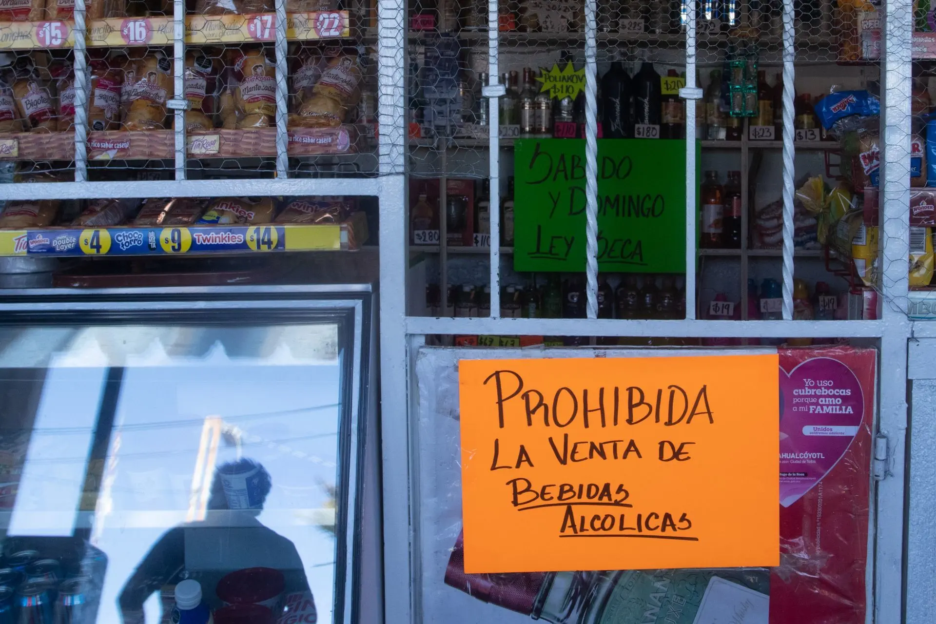 Prohíben venta de bebidas alcohólicas en la Ciudad de México. . Foto: Graciela López (Cuartoscuro).