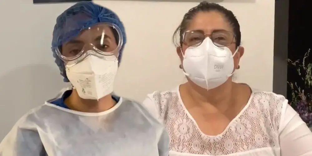 La doctora Ana Paola de Cosío Farías y la doctora Rocío Cárdenas Navarrete del IMSS. Foto: Quinto Poder (captura de pantalla).