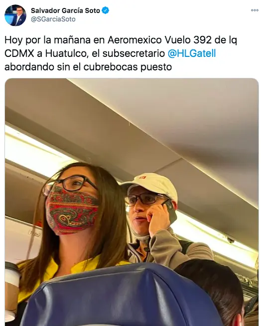 El funcionario fue captado abordando un vuelo sin cubrebocas.