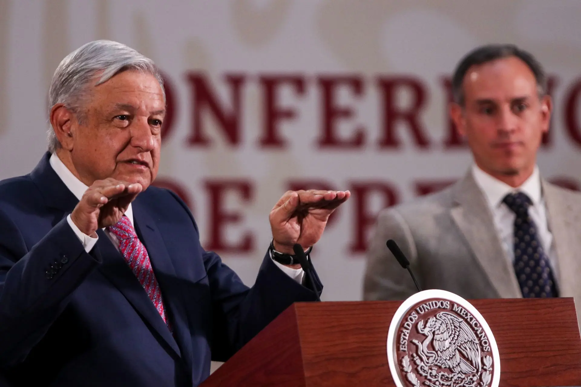 AMLO y Hugo López-Gatell. Foto: Galo Cañas (Cuartoscuro).