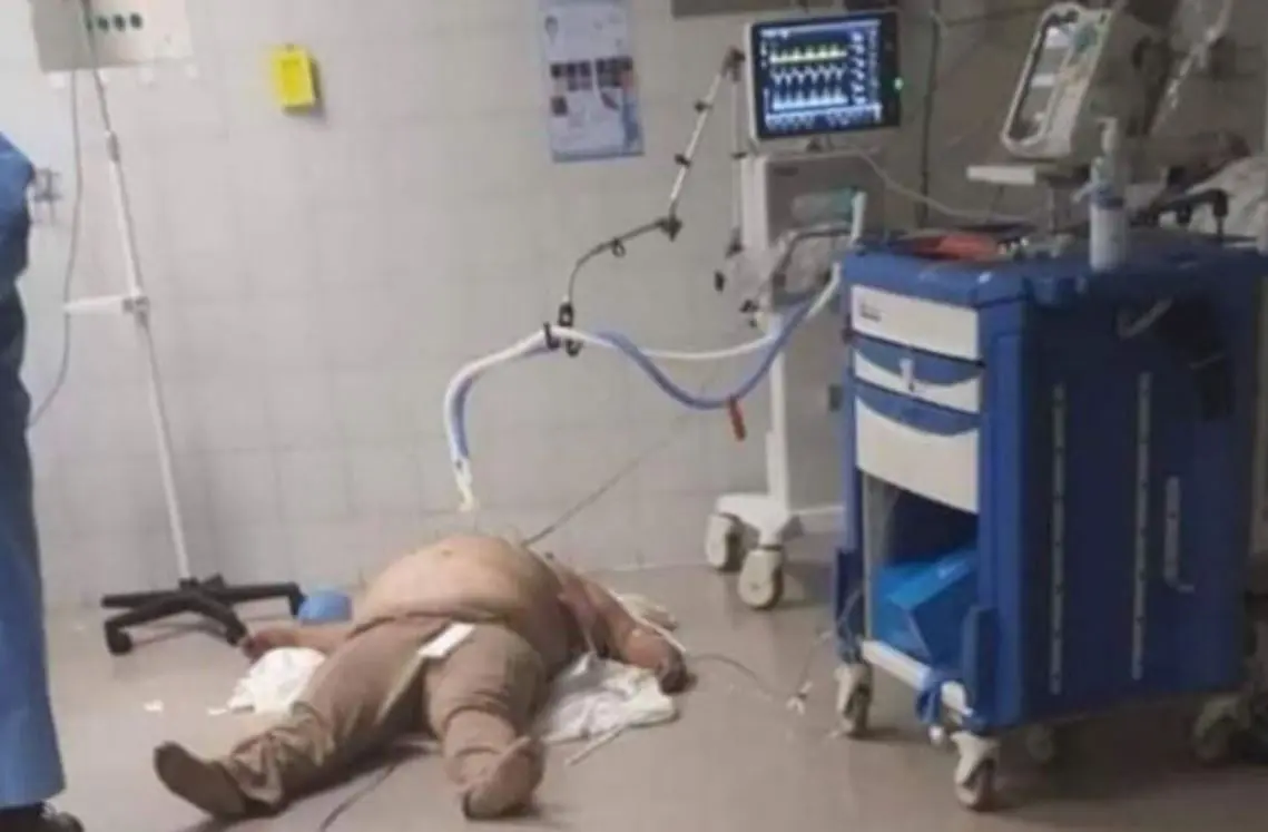 Hombre muere en el psio de un hospital en la CDMX. Foto: redes sociales.