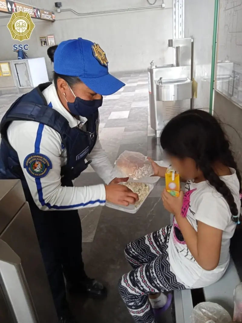 Los uniformados le ofrecieron alimentos a la menor (@SSC_CDMX)