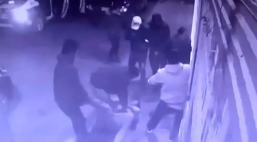 Familia golpea a doctor tras cirugía donde una menor perdió la vida. Foto: captura de pantalla.