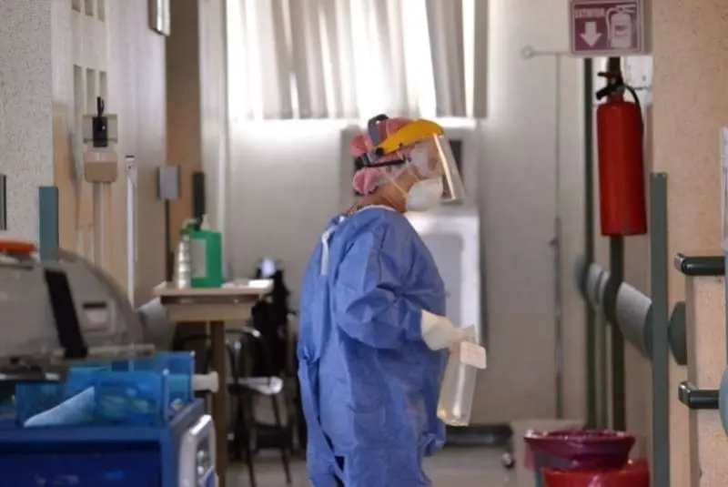 La enfermera atiende a pacientes con Covid-19 (@abc7)