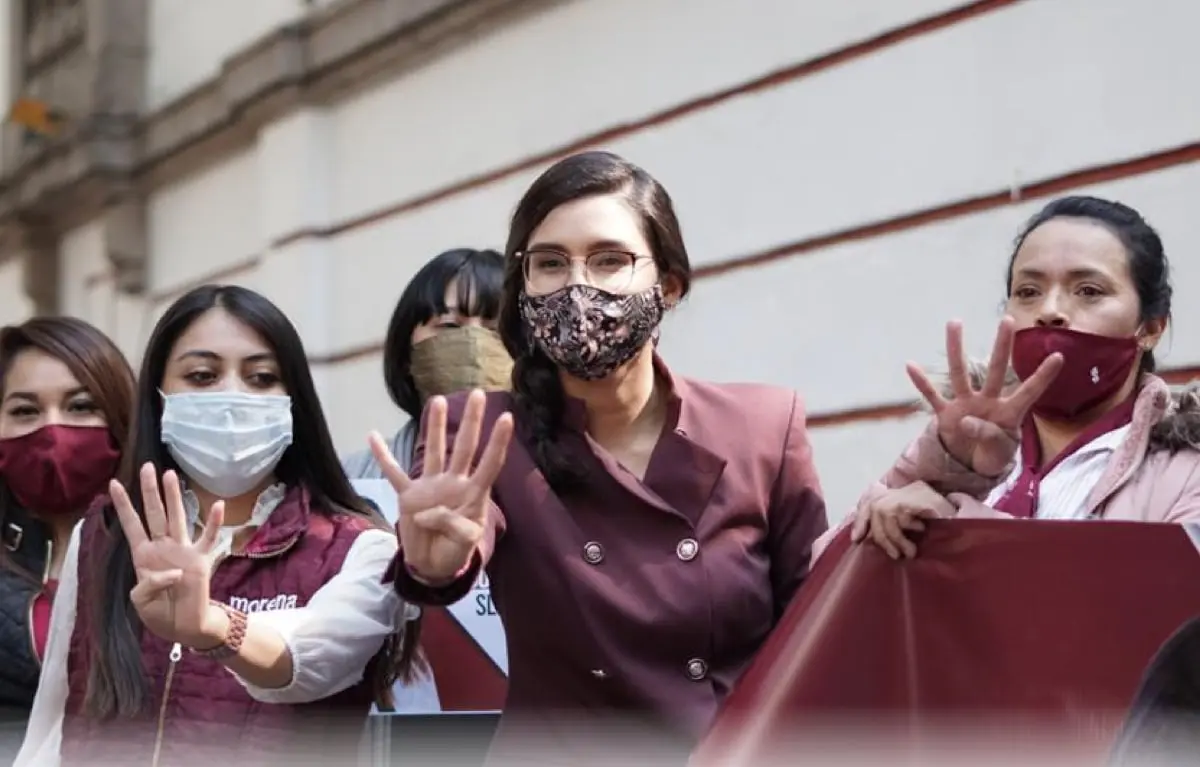 Un grupo de mujeres la acompañó (@_PalomaAguilar)
