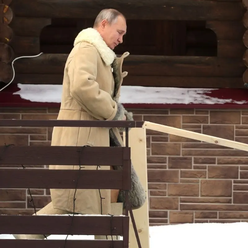 Putin llegó muy abrigado a la piscina (@KremlinRussia)