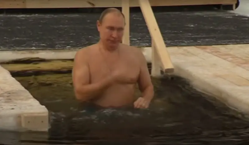 Estuvo hasta en tres ocasiones abajo del agua helada (@KremlinRussia)