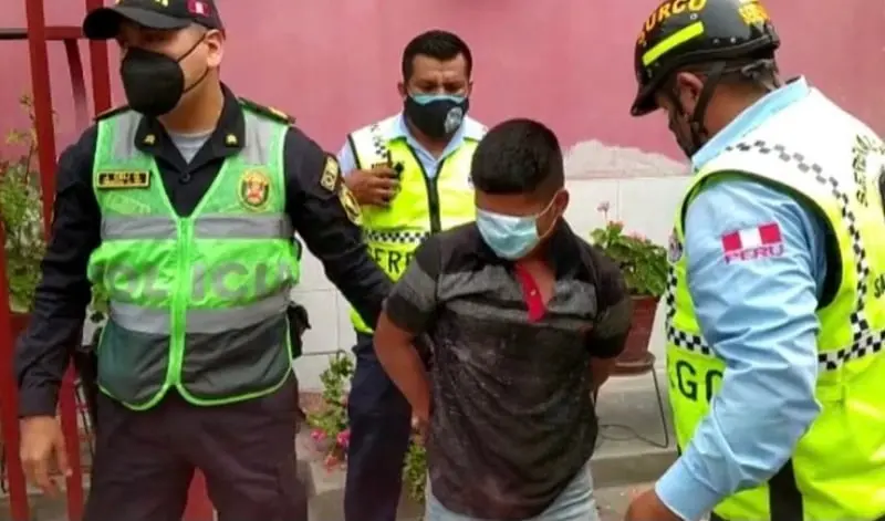 Trató de taparse el rostro con su cubrebocas (@munisurco1)