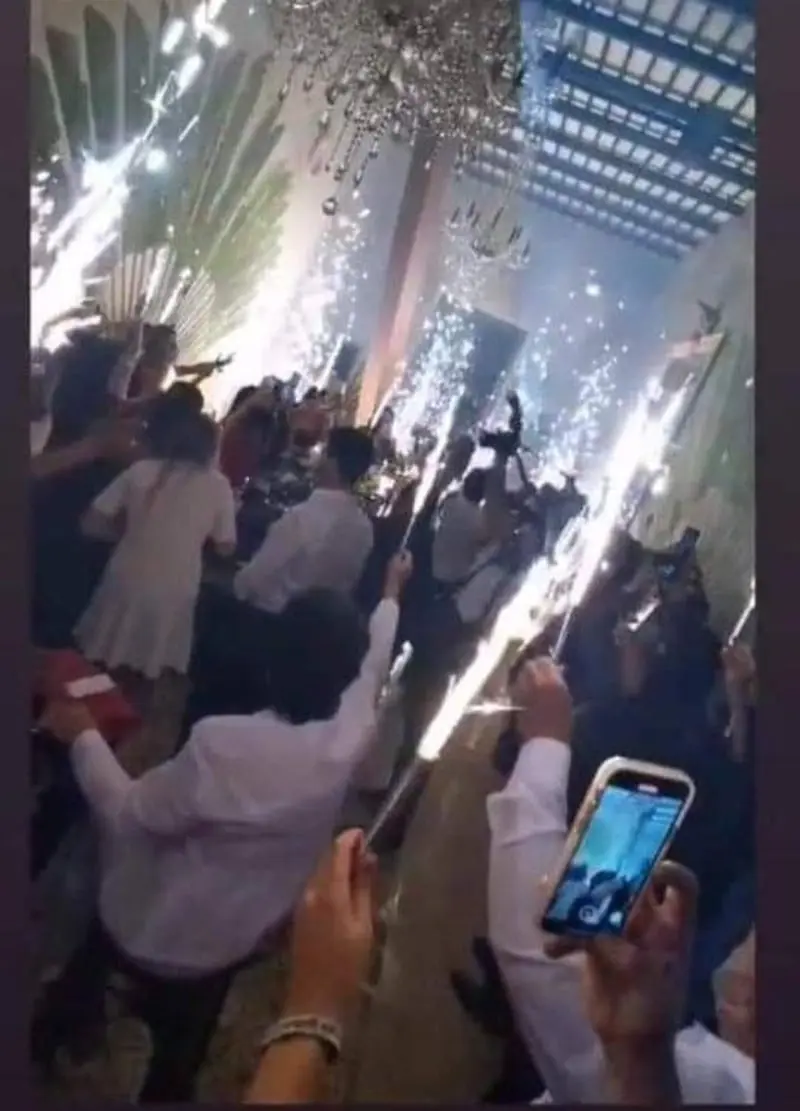 Los invitados no respetaron la sana distancia (FB: Muaricio Vila Dosal)