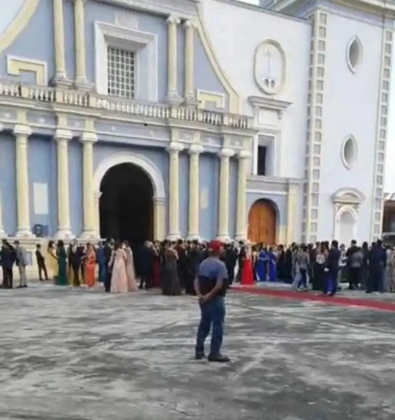 Así lucia el exterior de la Catedral (FB: Covidiotas Córdoba)