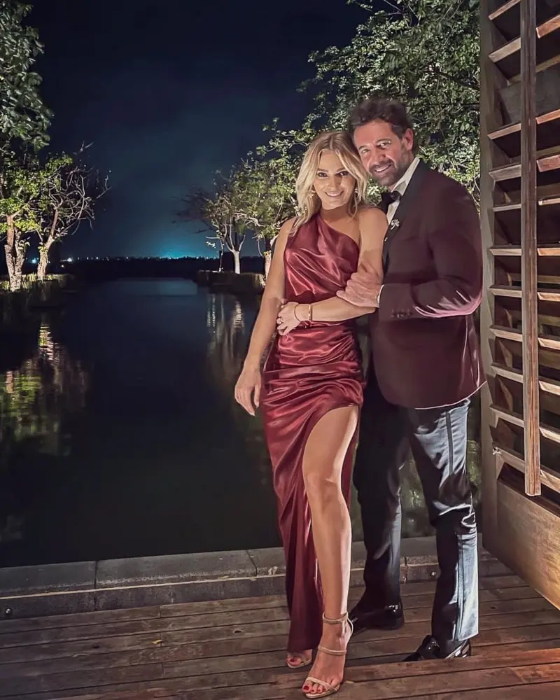 Irina Baeva y Gabriel Soto en una fiesta (@gabrielsoto)