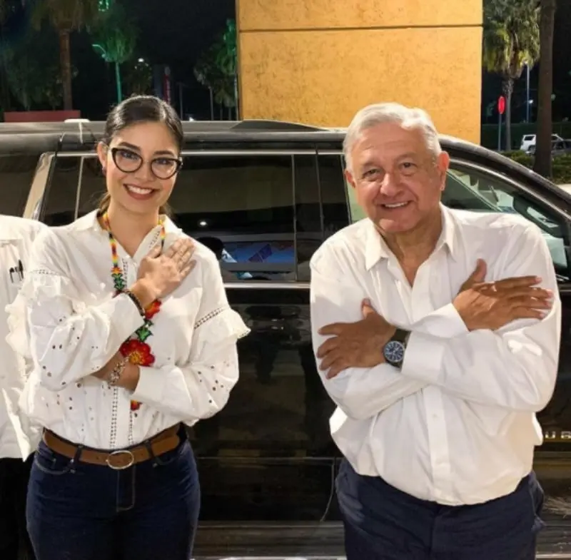 Mantiene una estrecha relación laboral con AMLO (@geraldineponcem)