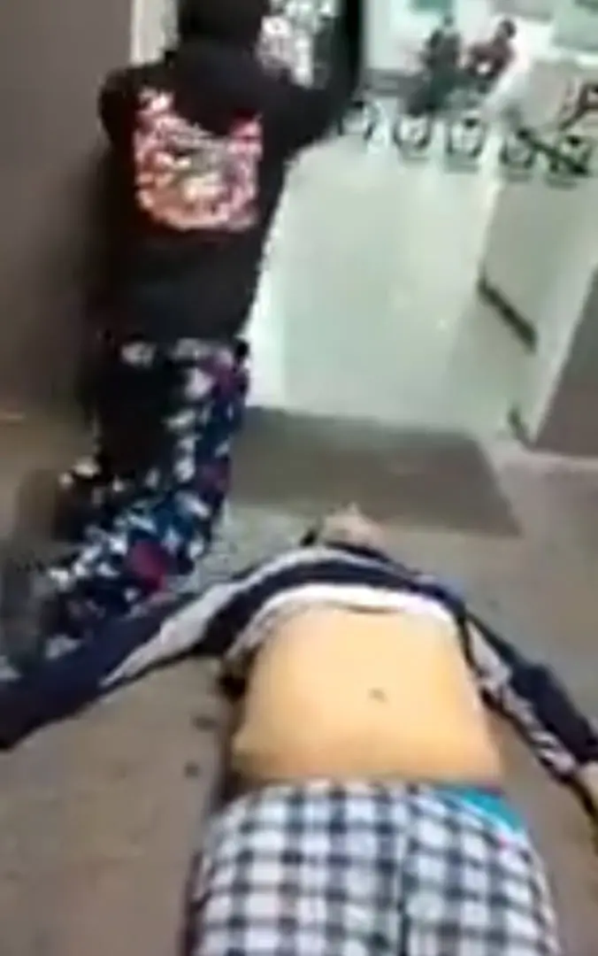Joven suplica atención para su padre.