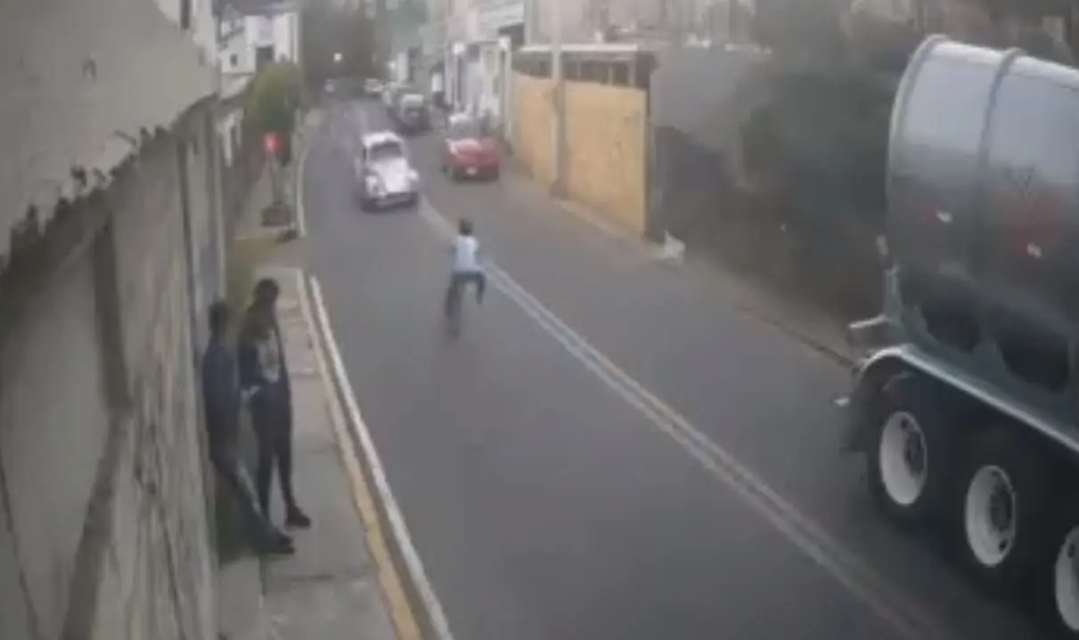 Auto impacta de frente a niño que viajaba en bicicleta. Foto captura de pantalla.