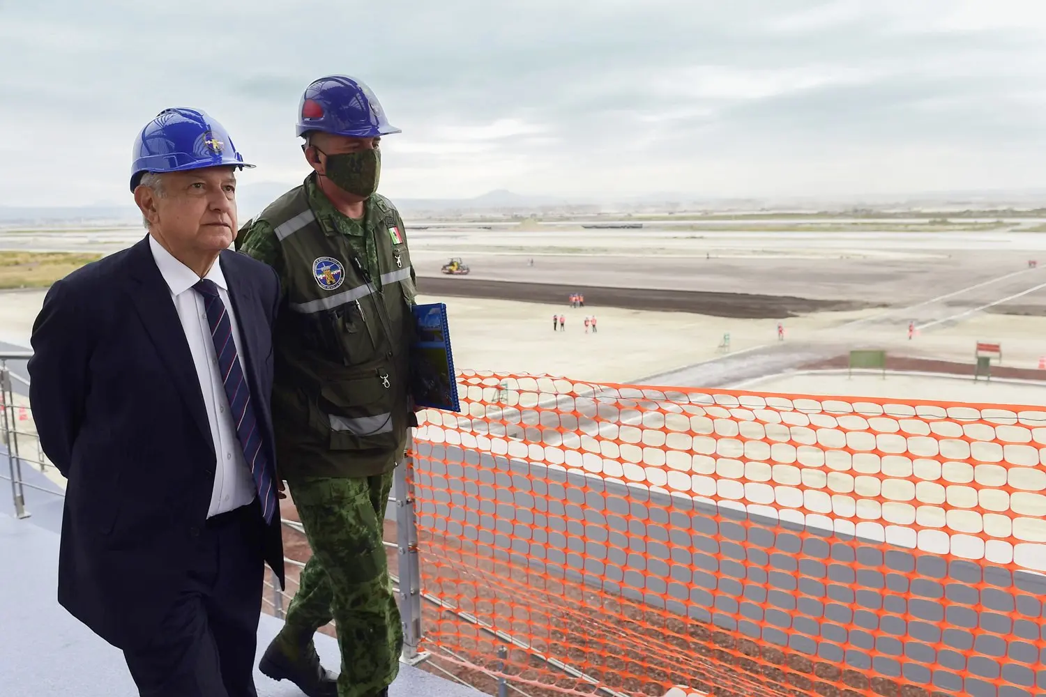 Andrés Manuel López Obrador en el aeropuerto de Santa Lucía. Foto: Twitter @lopezobrador_