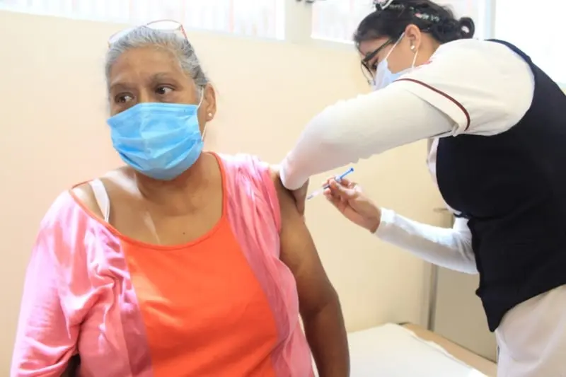 Promete vacunar 15 millones de adultos mayores en abril (@SSaludCdMx)