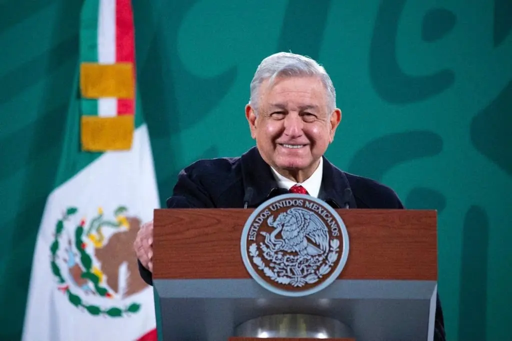AMLO justifica que se tomen fotos y copias de INE a adultos mayores en vacunación. Foto: Presidencia.