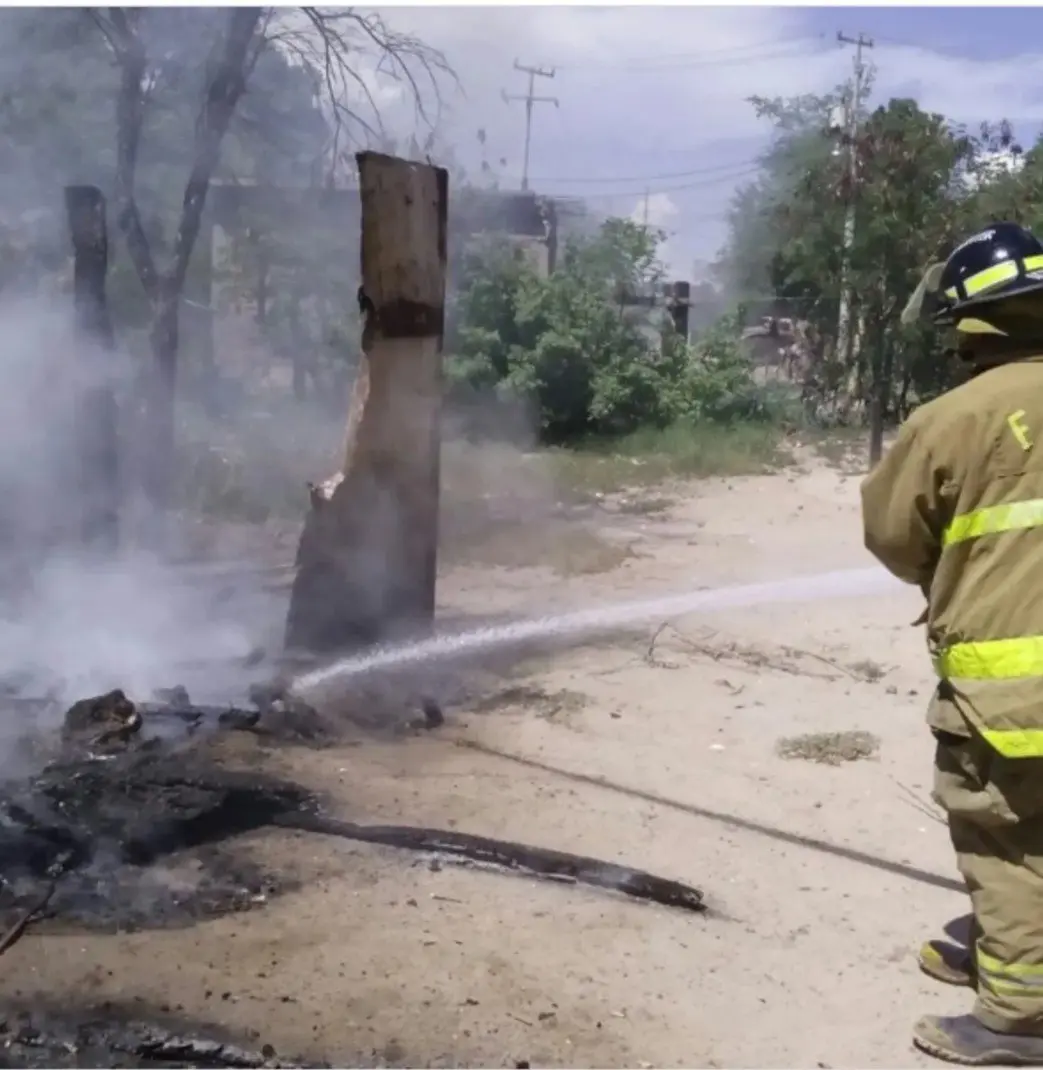 Bomberos intentando apagar incendio FOTO: El Imparcial