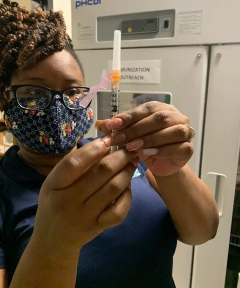 Florida sólo está vacunando a adultos mayores (@HealthyFla)