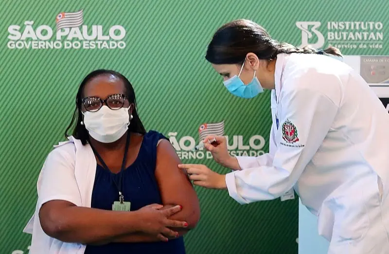 Brasil inició la vacunación a adultos mayores el 15 de febrero (@minsaude)