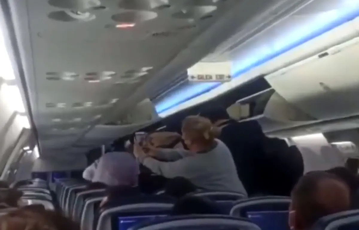 AMLO recibió insultos al descender de la aeronave (Especial)
