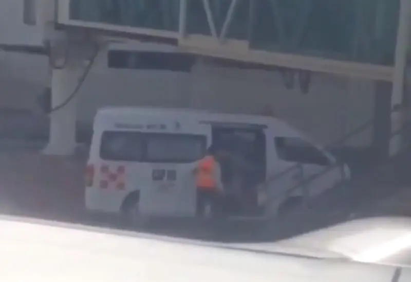 AMLO fue trasladado rumbo a su vehículo particular (Especial)