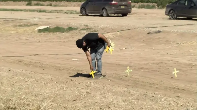 Una persona puso cruces en el sitio (@KESQ)
