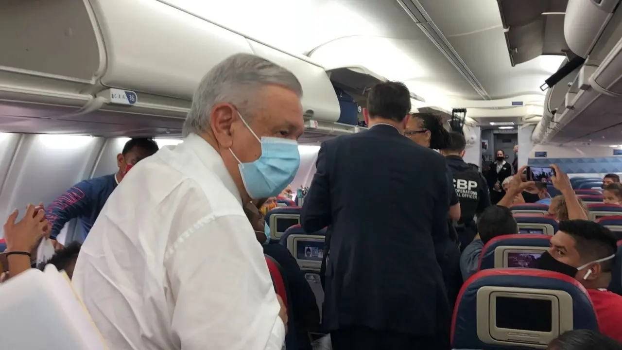 AMLO en un vuelo comercial. Foto: Cuartoscuro.