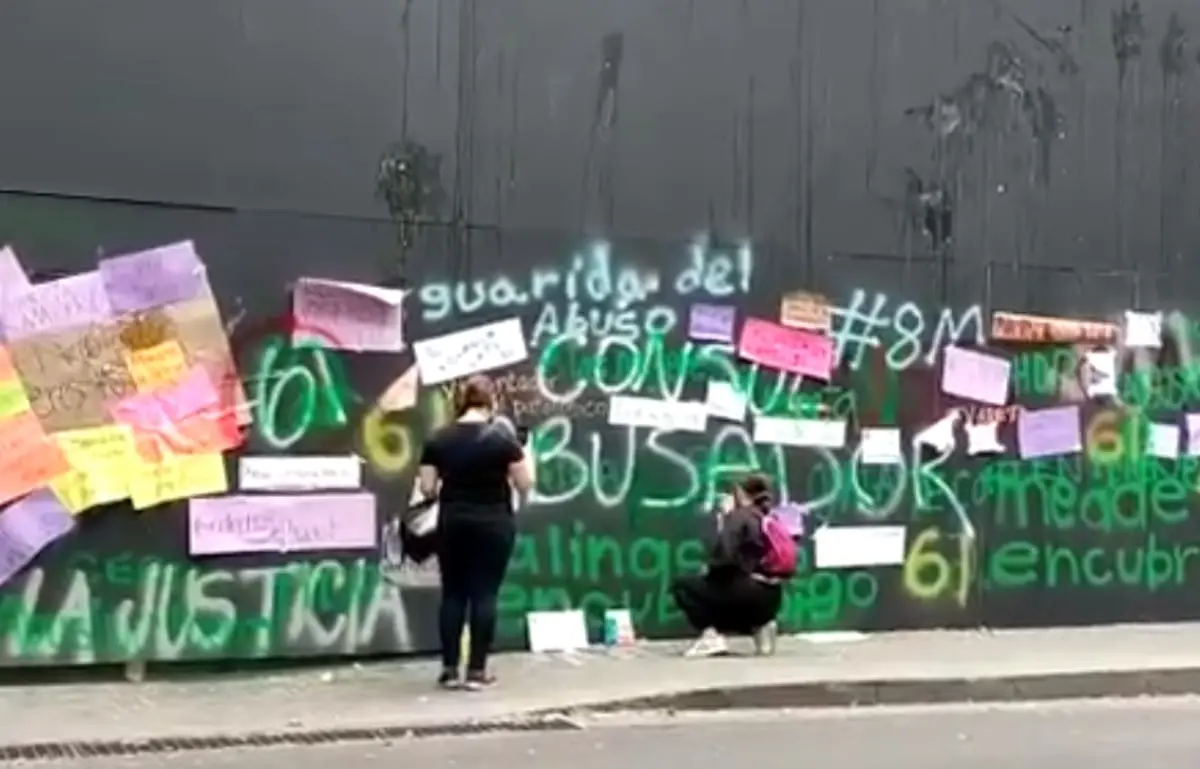 Durante las protestas del 8-M blindó su casa (@azucenau)