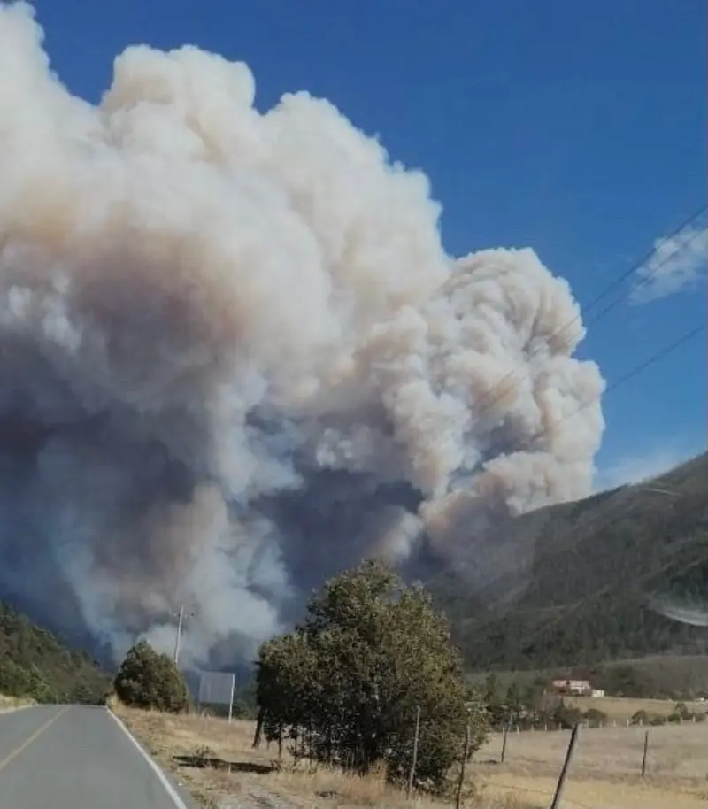 Las fuertes temperaturas avivan el fuego (Especial)