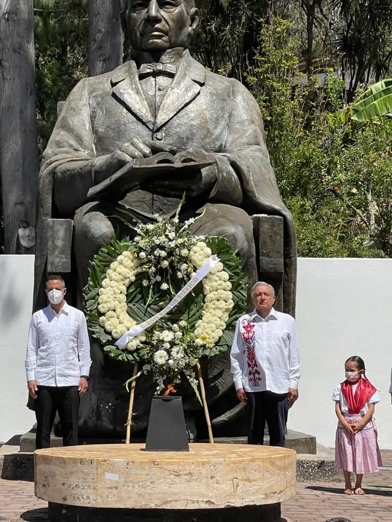 Dejó una ofrenda floral para Benito Juárez (lopezobrador.org)