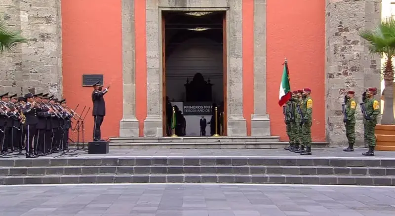 Al final, entonó el himno nacional (YouTube: AMLO)