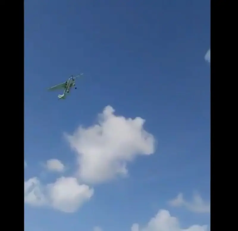 La avioneta mantenía una treyactoria errática (@webcamsdemexico)