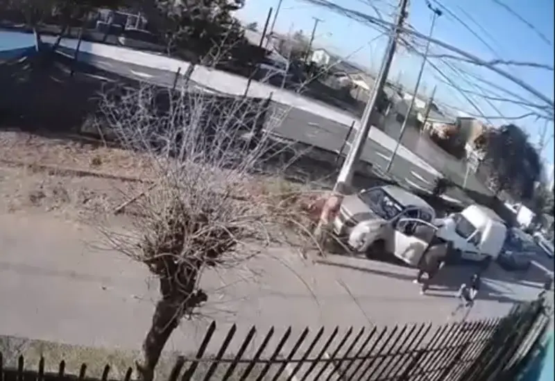 La mujer se vio rodeada por cinco sujetos (@fdo2000)