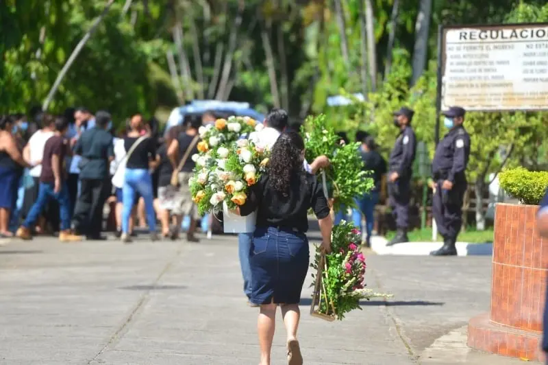 Con decenas de coronas florales le dijeron adiós (@ElDiarioVivirSV)