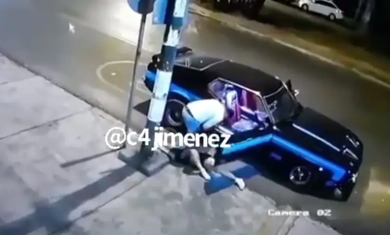 La arrojó contra la puerta del copiloto (@c4jimenez)