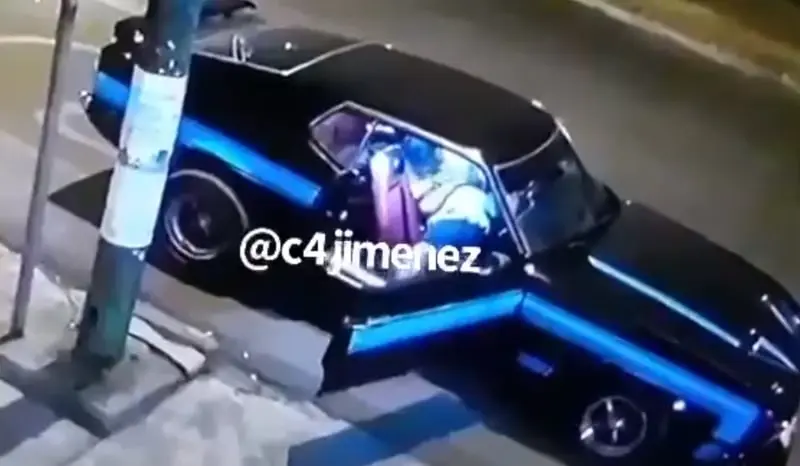 Al interior del vehículo también la agredió (@c4jimenez)