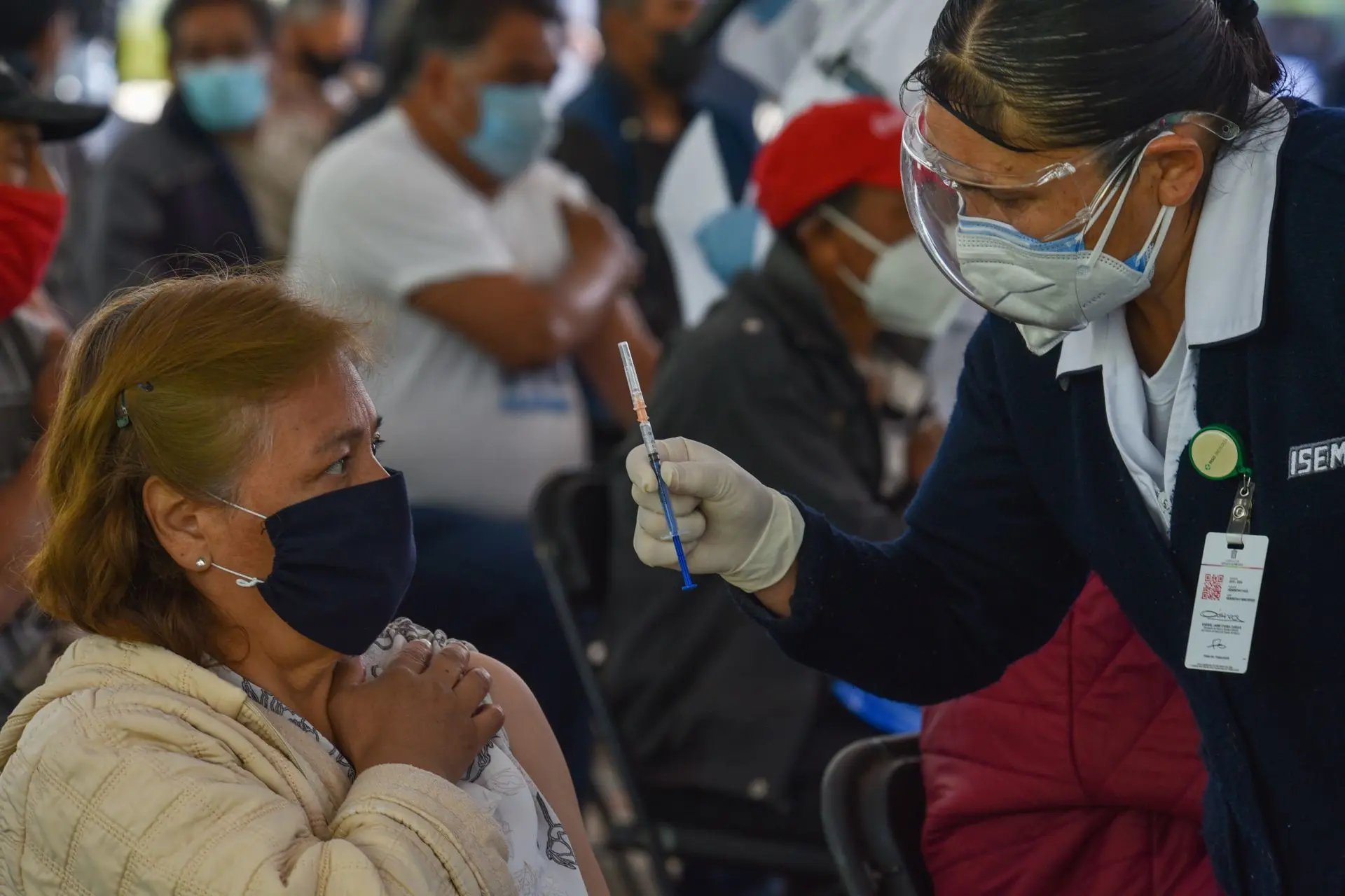 Ya hay fecha estimada para vacunar a mexicanos mayores de 50 años. Foto: Crisanta Espinosa (Cuartoscuro).