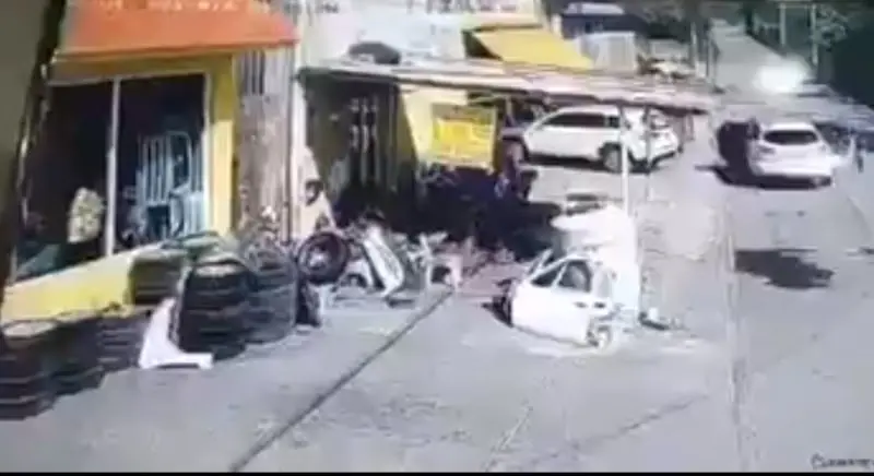 Dicen que fue detenido, pero el coche no era una patrulla (@azucenau)