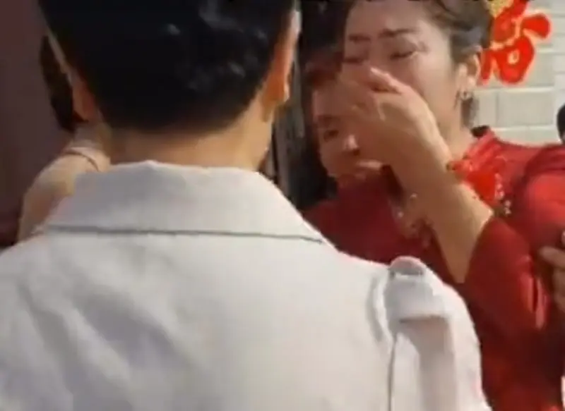 La novia no pudo contener el llanto (orientaldaily.com.my)