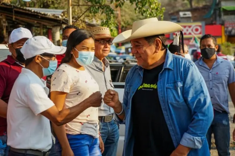 En un mitin... y sin cubrebocas (FB: Félix Salgado Macedonio)