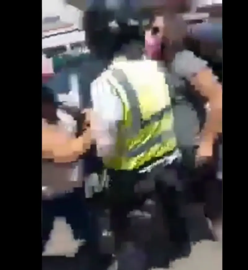 Empujó a otra de las mujeres (@azucenau)