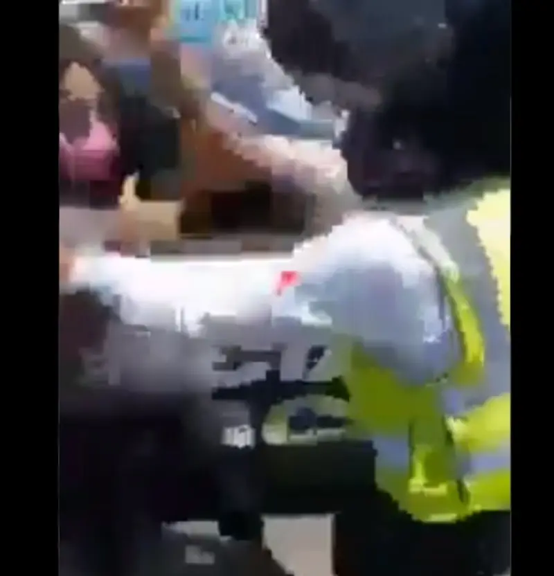 Amagó con golpear a una mujer (@azucenau)