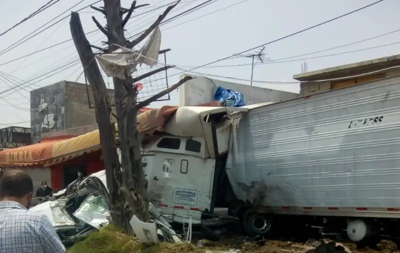 El tráiler iba a ingresar a la rampa de emergencia (@LupitaJuarezH)