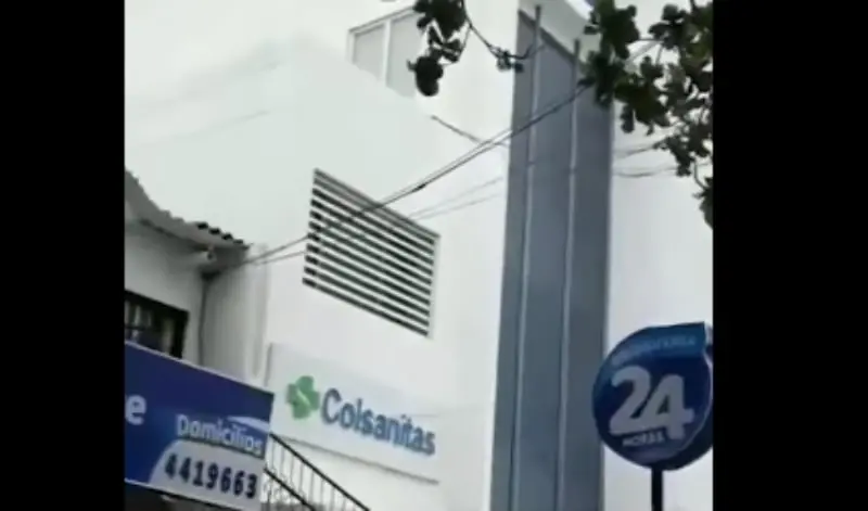 Todo fue captado frente a un hospital (@Codigo_Prensa)